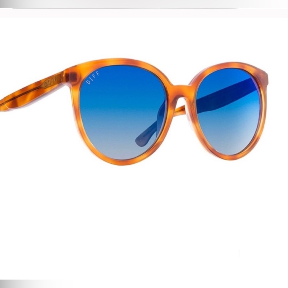 ****ISO**** this exact pair of Diff Cosmo sunglasses!